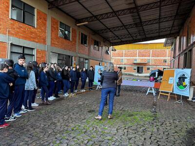 Projeto leva alunos para vivenciar a rotina de uma indústria de erva-mate em Laranjeiras do Sul – PR